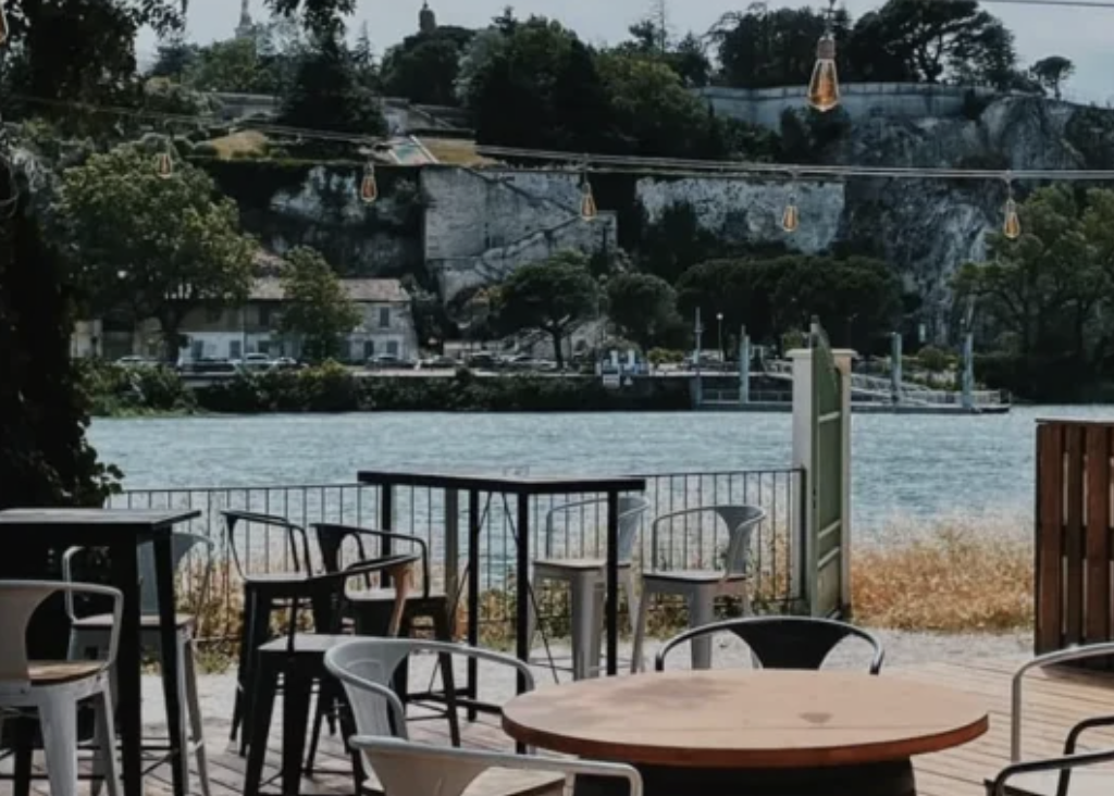 Où bosser en terrasse à Avignon cet été : nos meilleurs spots
