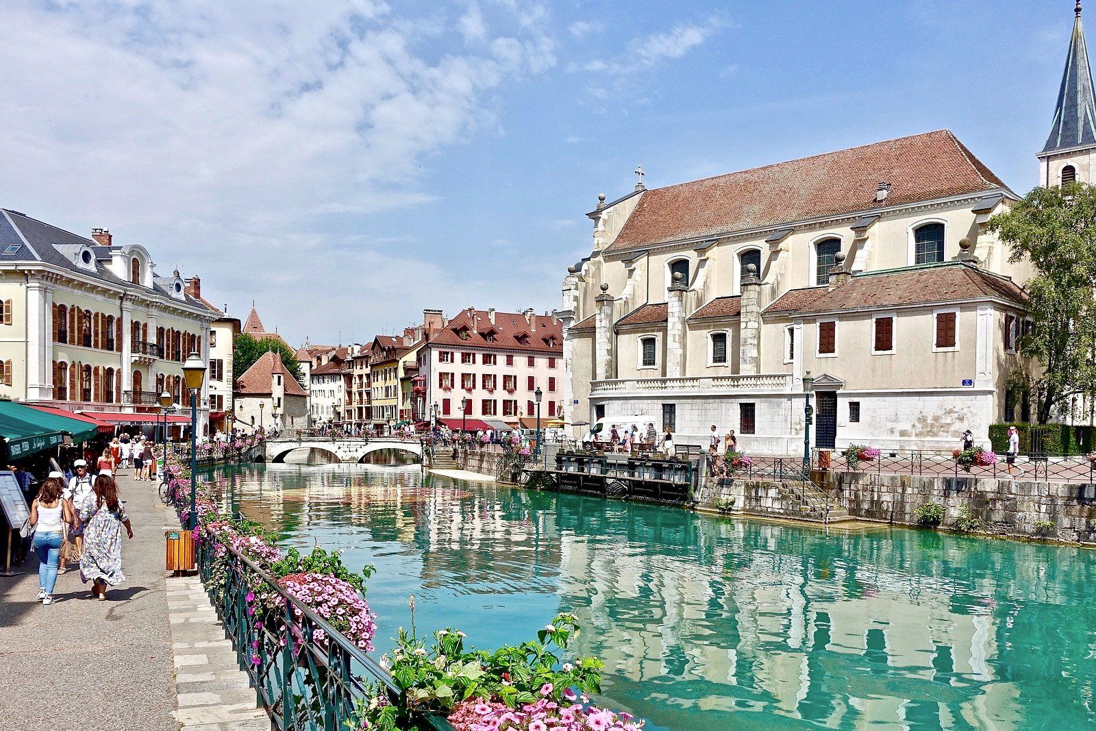 Télétravailler en vacances à Annecy : bosser face au lac