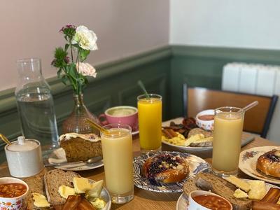 Sœurs, café fleuri