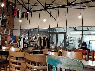 Les Trois Tricoteurs